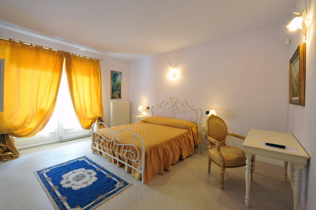 Agriturismo Cascina Varie 卡斯塔尼图 外观 照片