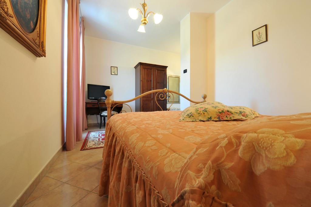 Agriturismo Cascina Varie 卡斯塔尼图 外观 照片