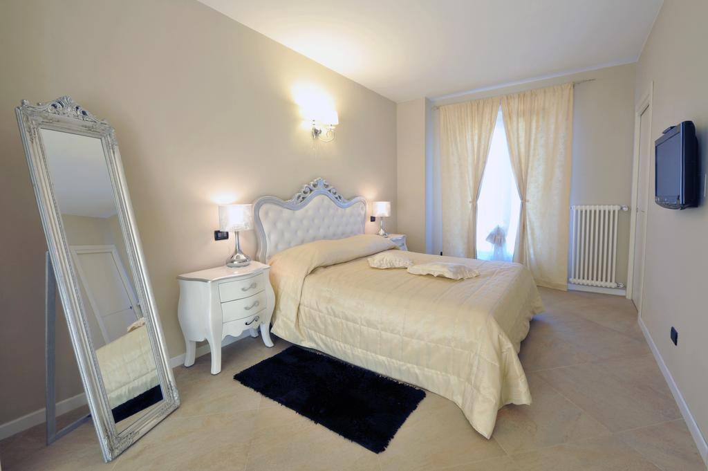 Agriturismo Cascina Varie 卡斯塔尼图 外观 照片