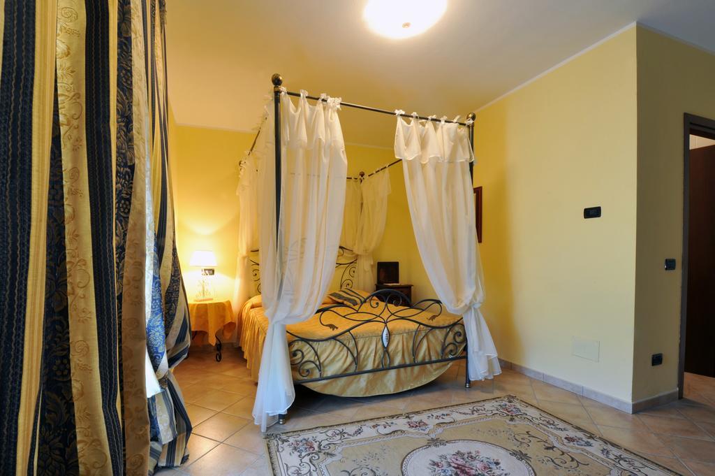 Agriturismo Cascina Varie 卡斯塔尼图 外观 照片