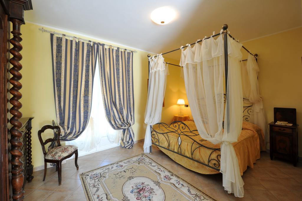 Agriturismo Cascina Varie 卡斯塔尼图 外观 照片