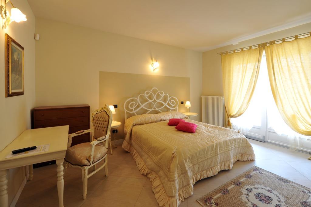 Agriturismo Cascina Varie 卡斯塔尼图 外观 照片