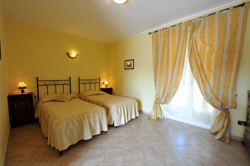 Agriturismo Cascina Varie 卡斯塔尼图 外观 照片